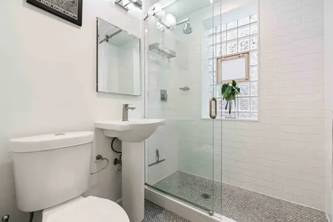 556 West Roscoe Street Chicago IL 60657