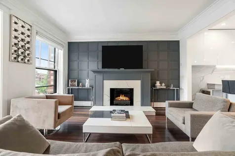 556 West Roscoe Street Chicago IL 60657