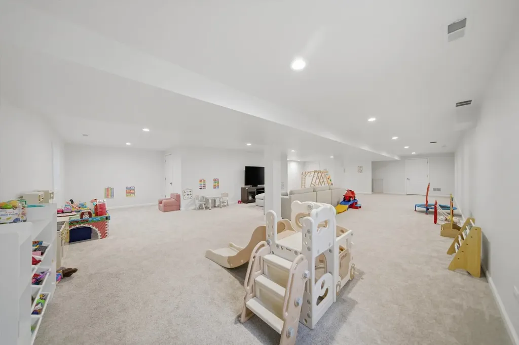 1968 School House Lane Aurora IL 60506