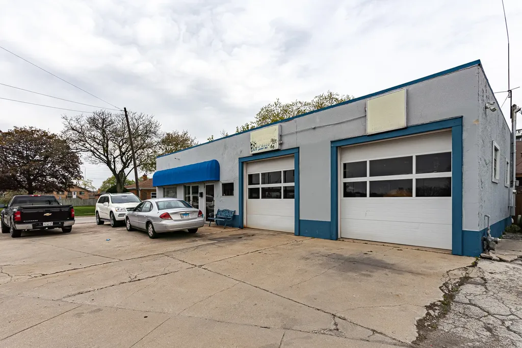 8418 Joliet Road Mccook IL 60525
