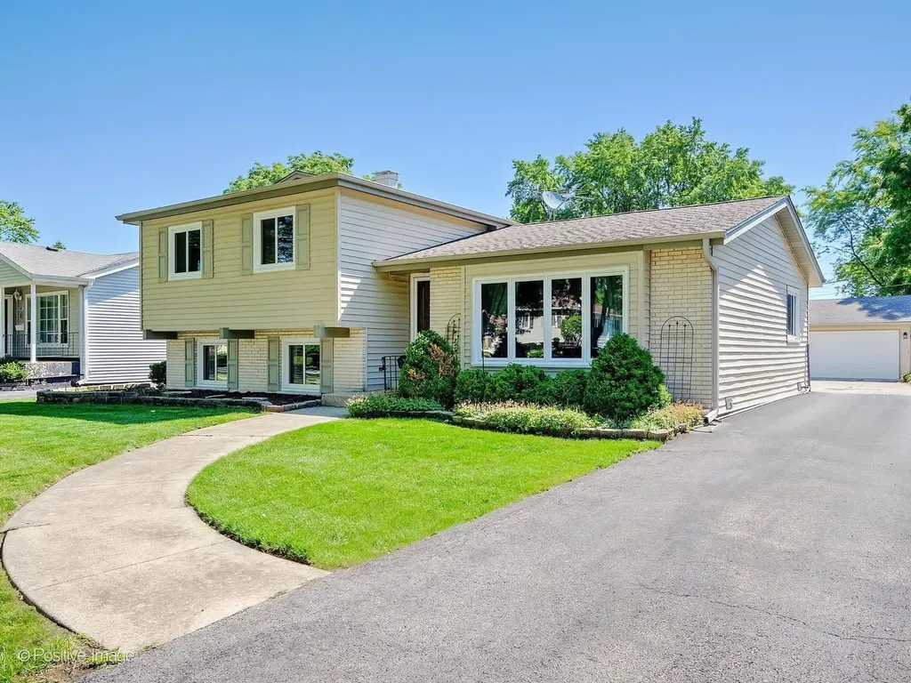 637 North Ellsworth Avenue Addison IL 60101