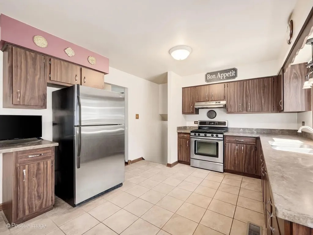 637 North Ellsworth Avenue Addison IL 60101