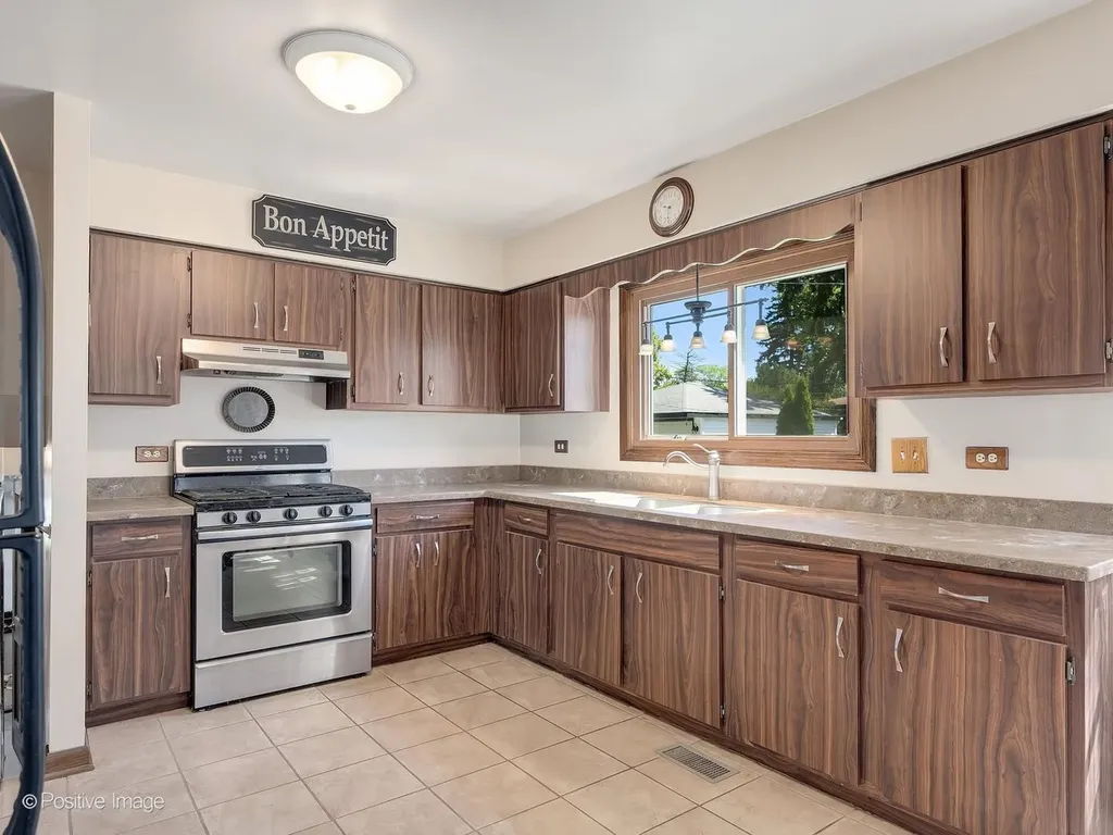 637 North Ellsworth Avenue Addison IL 60101