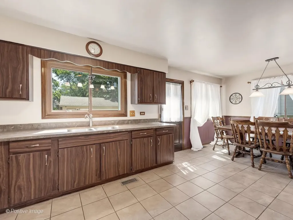 637 North Ellsworth Avenue Addison IL 60101