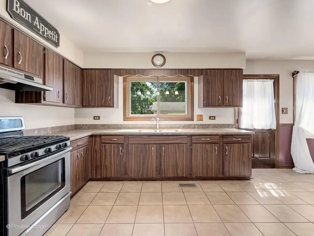637 North Ellsworth Avenue Addison IL 60101