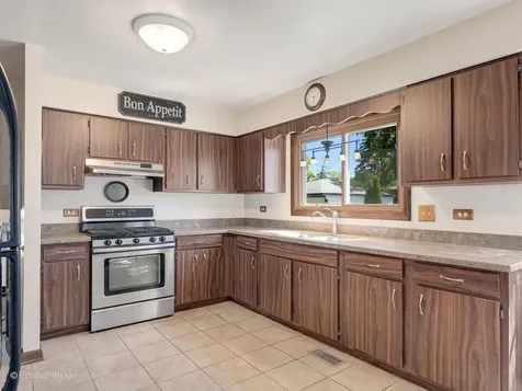 637 North Ellsworth Avenue Addison IL 60101