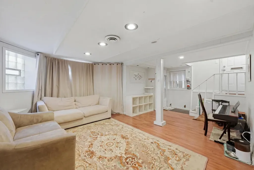 4833 North Troy Street Chicago IL 60625