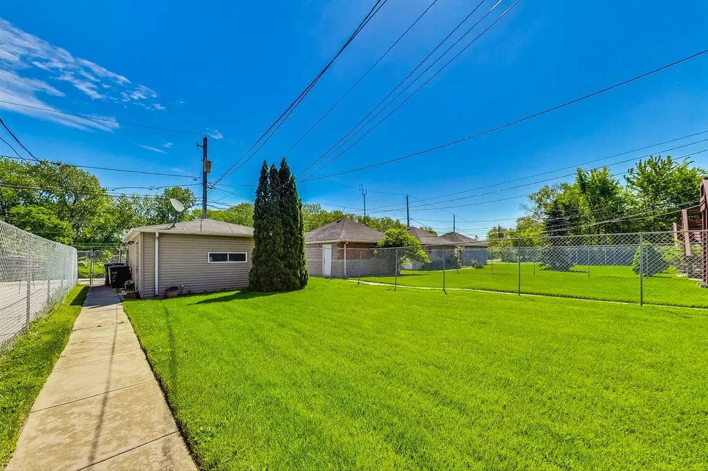 3761 South Lake Park Avenue Chicago IL 60653