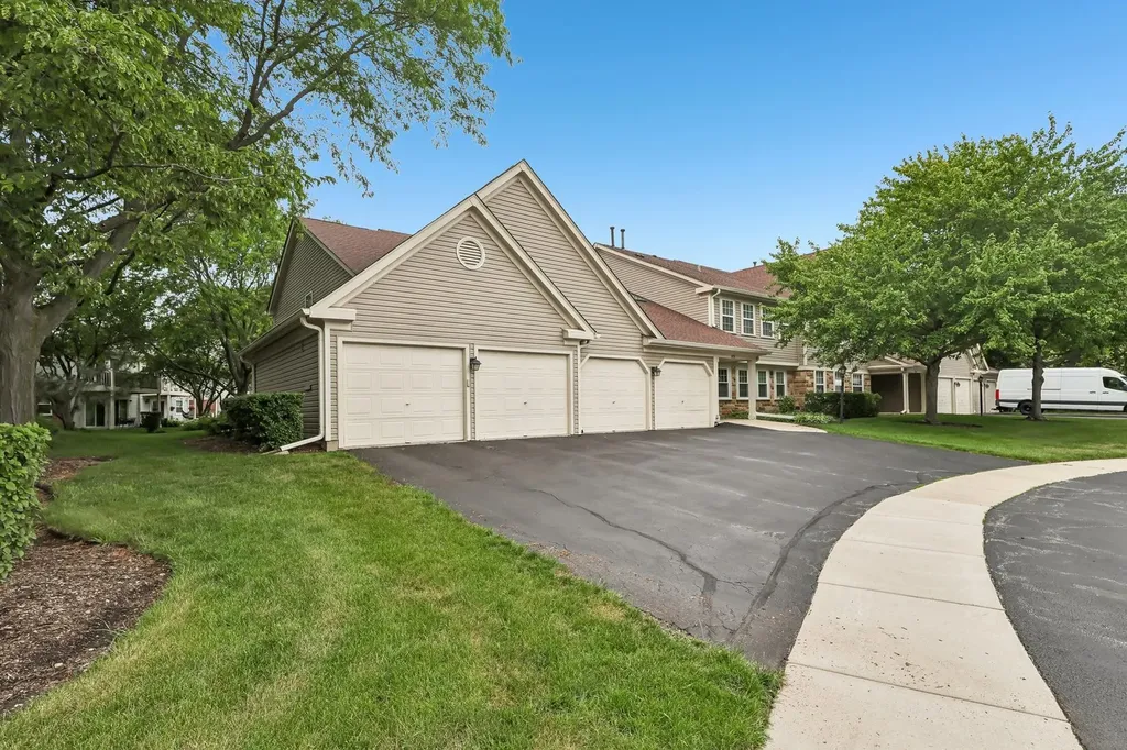 2838 Meadow Lane Schaumburg IL 60193