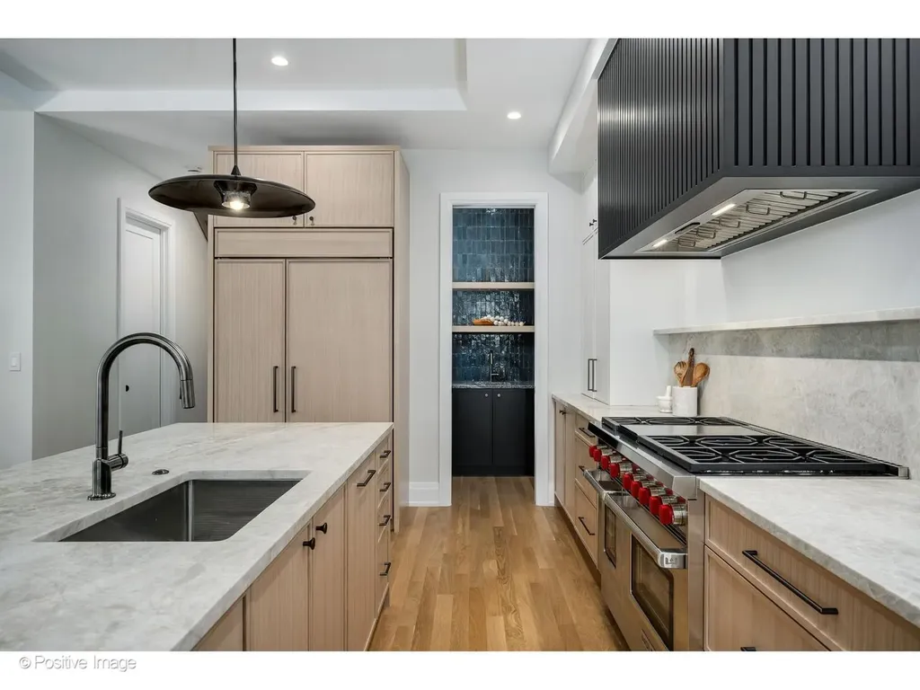 1925 West School Street Chicago IL 60657