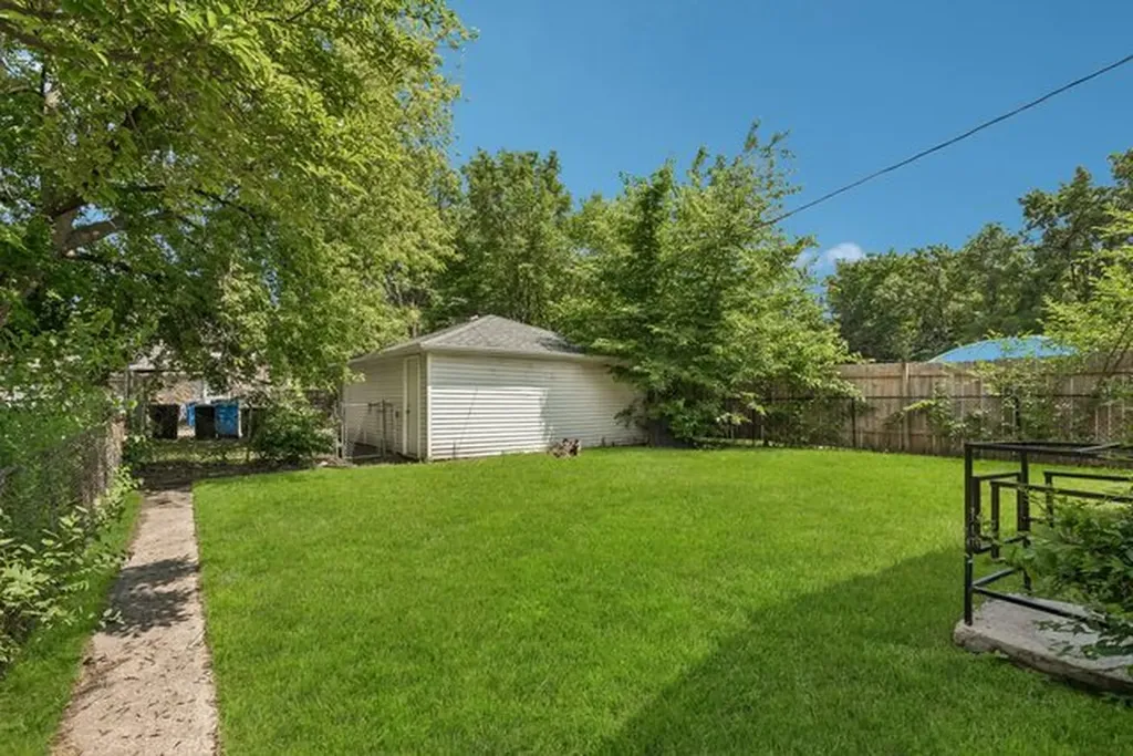10145 South Bensley Avenue Chicago IL 60617