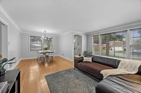 1260 Portsmouth Avenue Westchester IL 60154