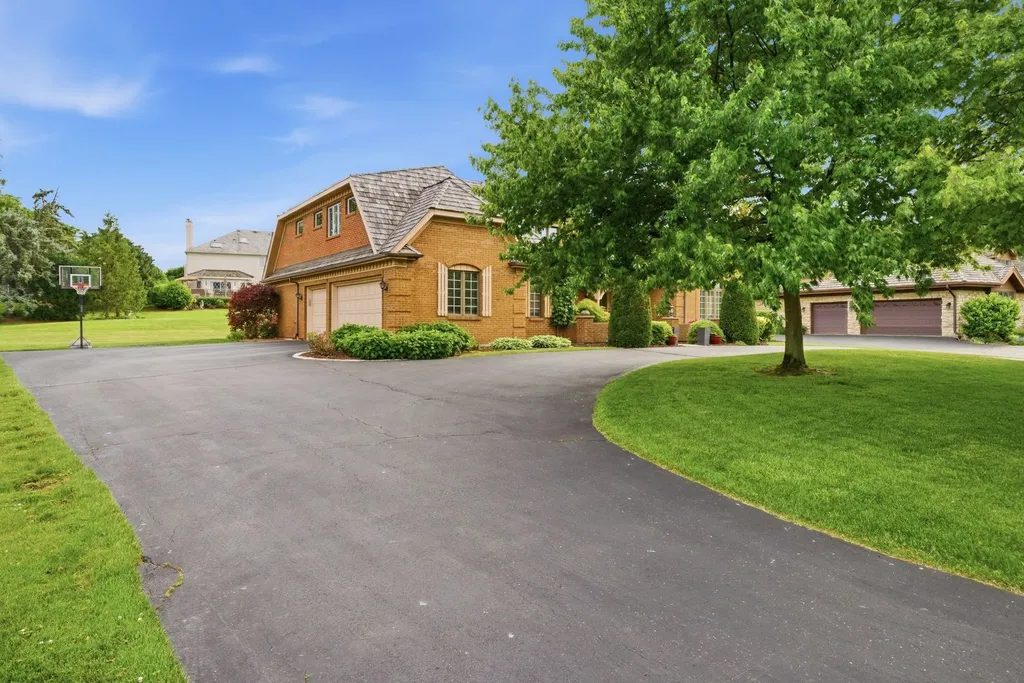 313 Trinity Lane Oak Brook IL 60523