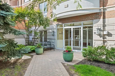 819 Graceland Avenue Des Plaines IL 60016
