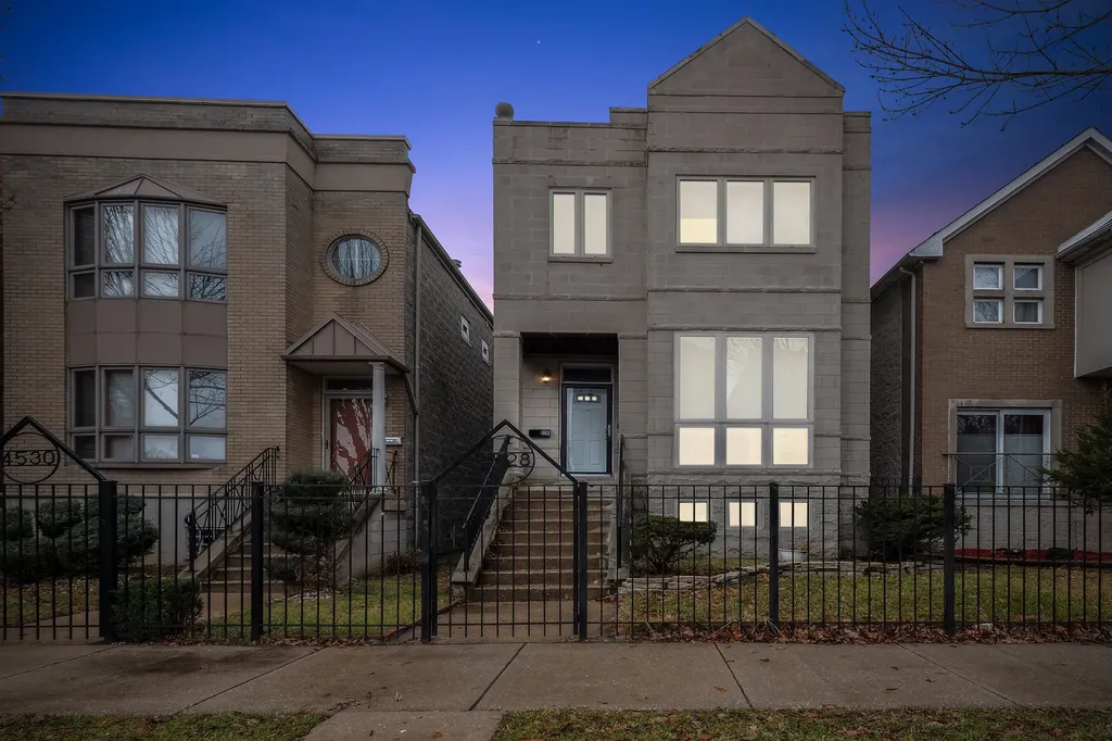 4528 South Saint Lawrence Avenue Chicago IL 60653