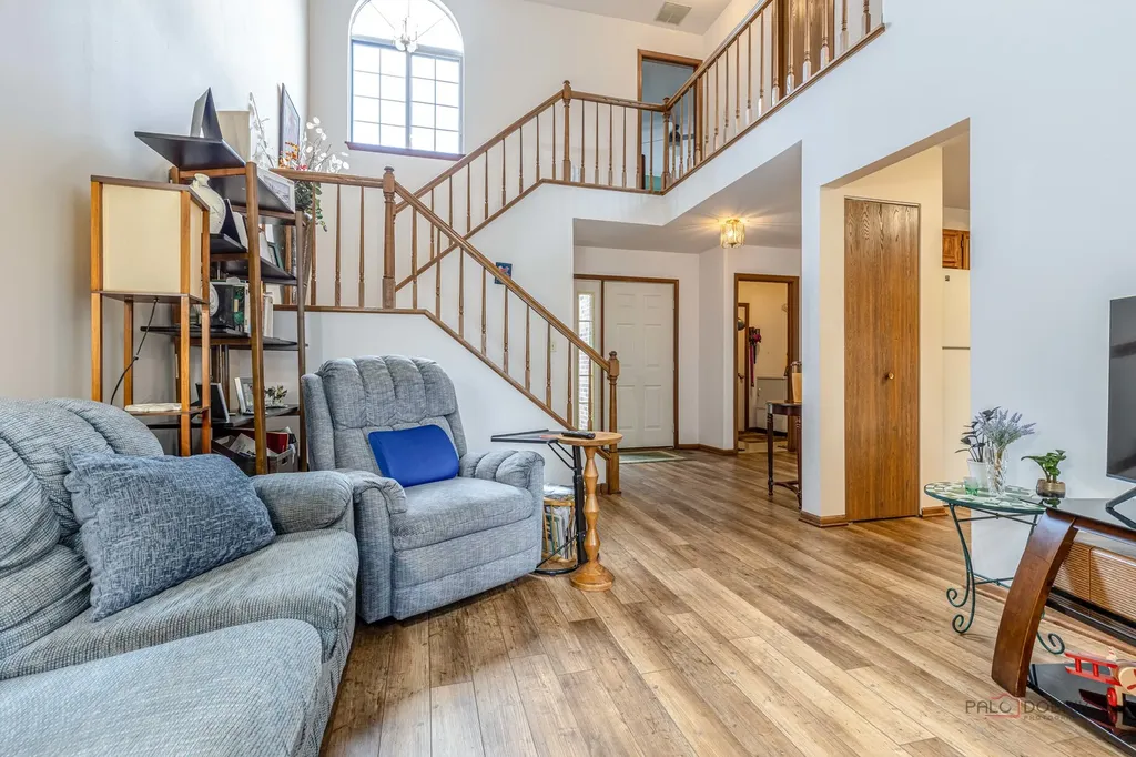 447 Canterbury Drive Carol Stream IL 60188