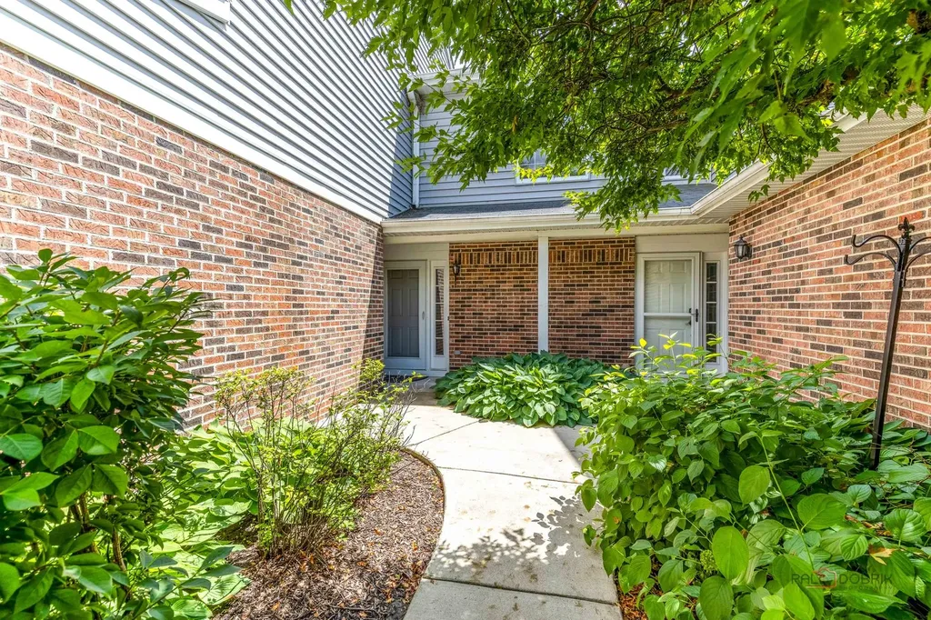 447 Canterbury Drive Carol Stream IL 60188