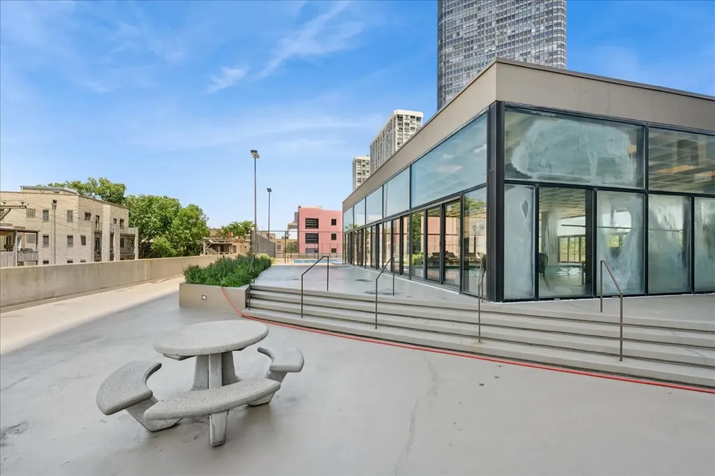 5320 North Sheridan Road Chicago IL 60640