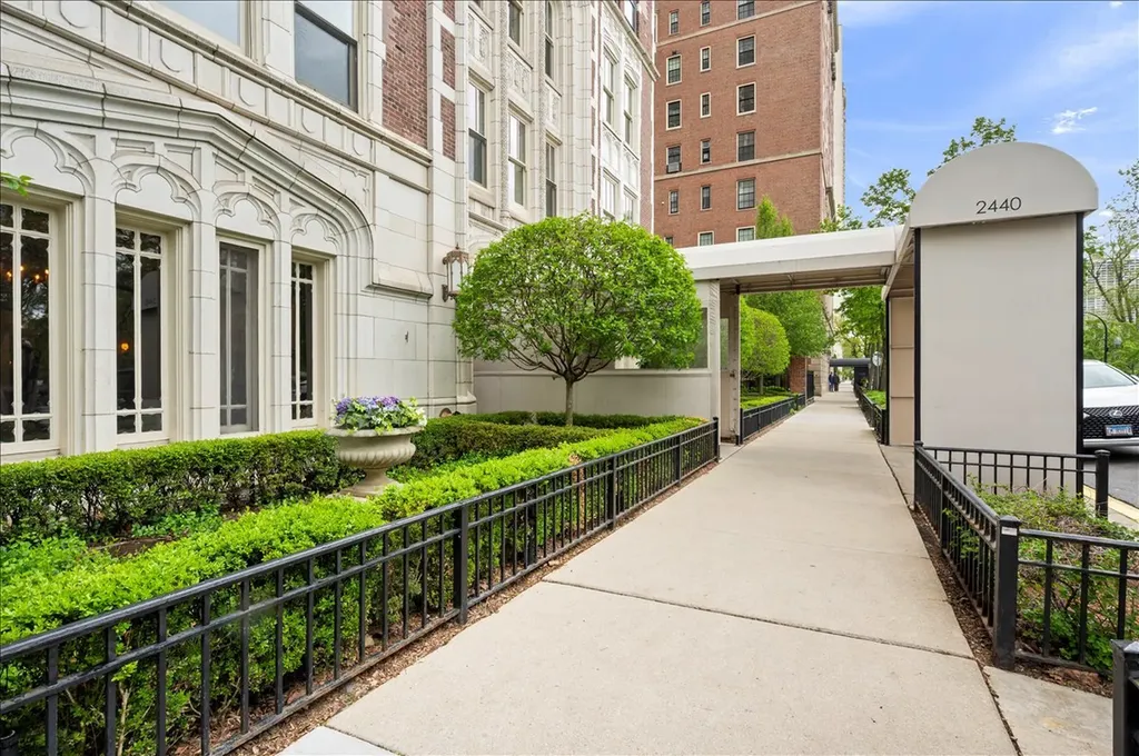 2440 North Lakeview Avenue Chicago IL 60614
