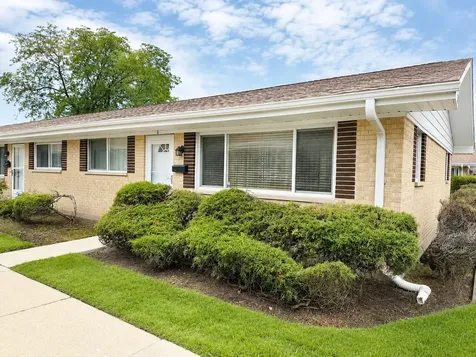 813 Valley Stream Drive Wheeling IL 60090