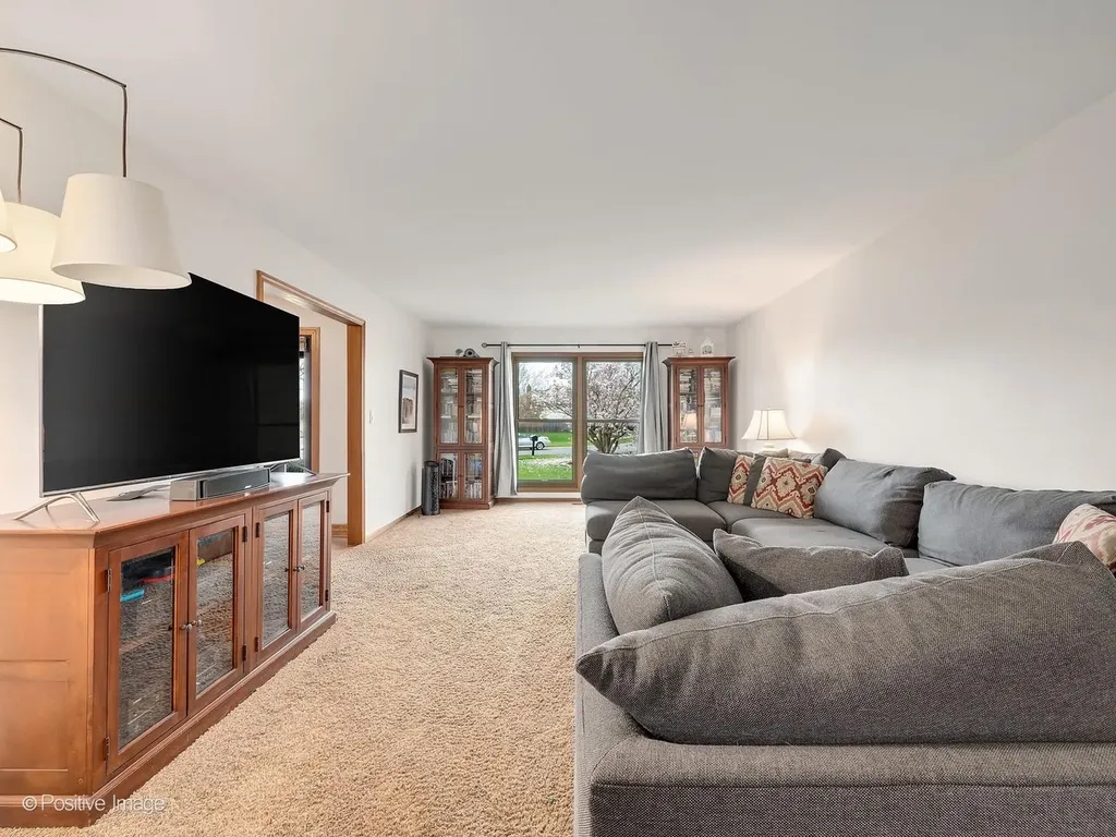 612 Stuart Drive Carol Stream IL 60188