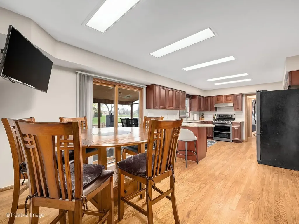 612 Stuart Drive Carol Stream IL 60188
