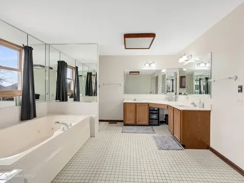 612 Stuart Drive Carol Stream IL 60188