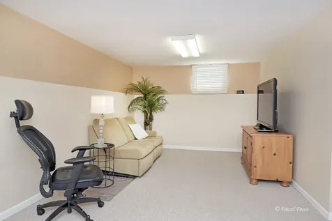 565 Concord Avenue South Elgin IL 60177