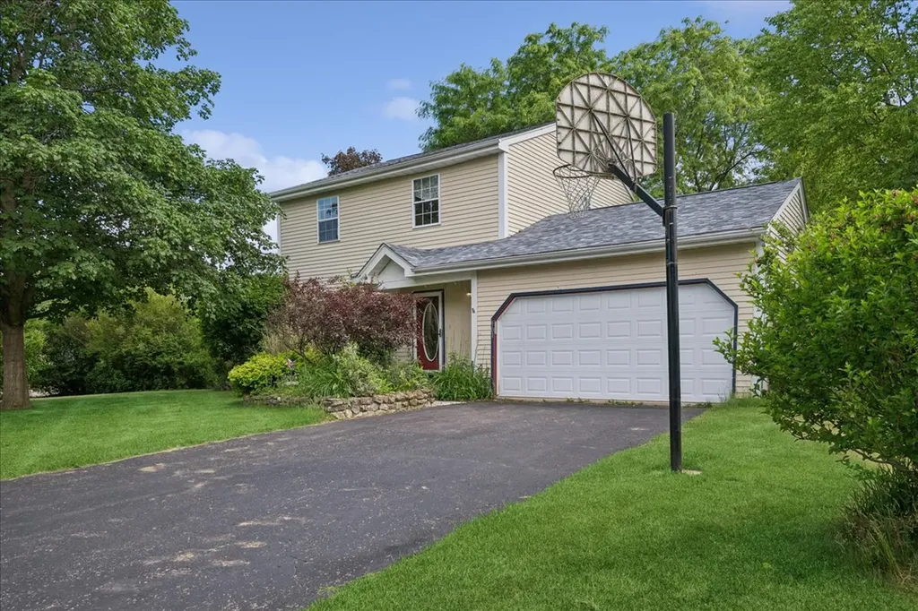 901 Portsmouth Drive Island Lake IL 60042