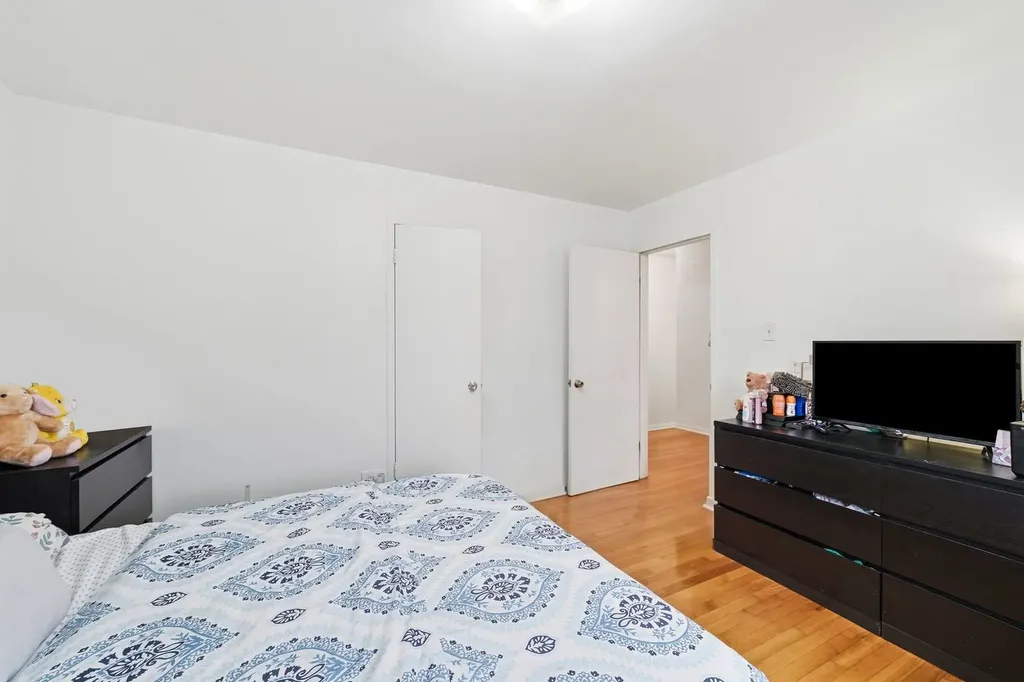 6031 North Damen Avenue Chicago IL 60659