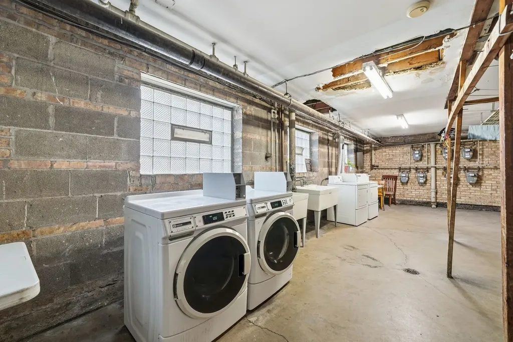6031 North Damen Avenue Chicago IL 60659