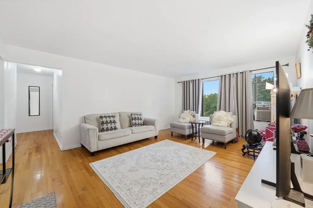 6031 North Damen Avenue Chicago IL 60659
