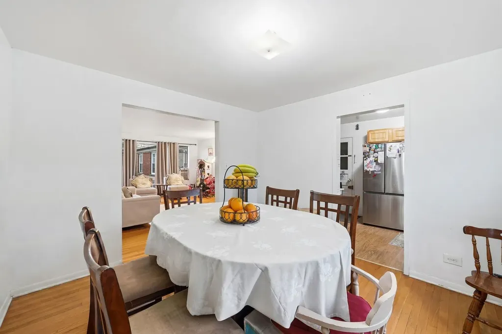 6031 North Damen Avenue Chicago IL 60659