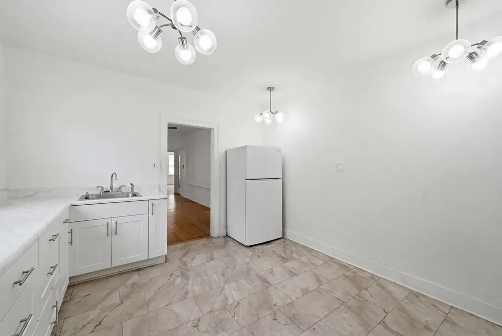 7806 South Cregier Avenue Chicago IL 60649