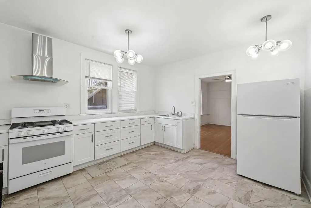 7806 South Cregier Avenue Chicago IL 60649