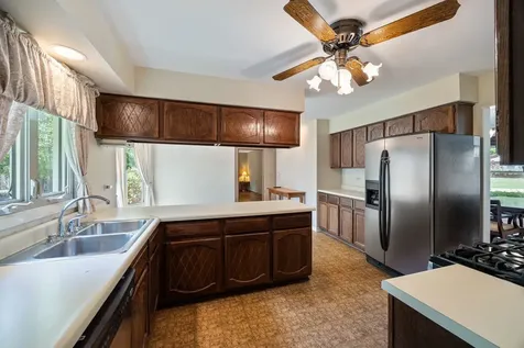 2218 North Williamsburg Street Arlington Heights IL 60004