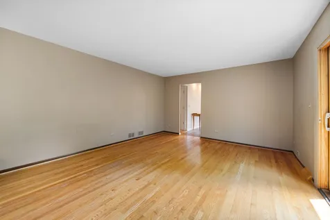2218 North Williamsburg Street Arlington Heights IL 60004