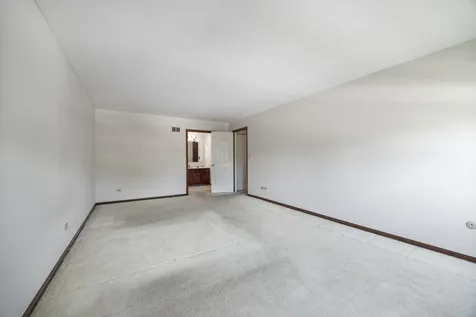 2218 North Williamsburg Street Arlington Heights IL 60004
