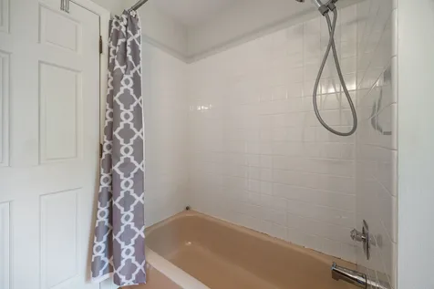 2218 North Williamsburg Street Arlington Heights IL 60004