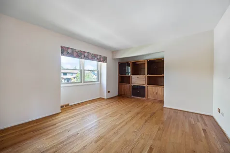 2218 North Williamsburg Street Arlington Heights IL 60004