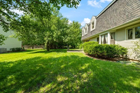 2218 North Williamsburg Street Arlington Heights IL 60004