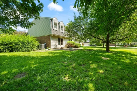 2218 North Williamsburg Street Arlington Heights IL 60004