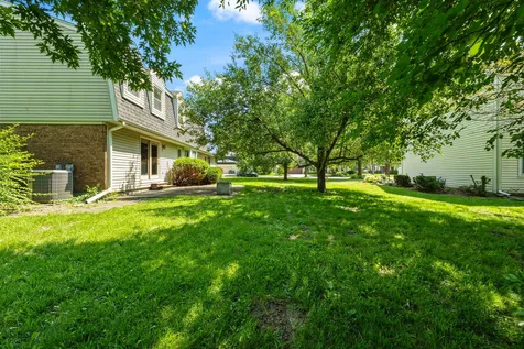 2218 North Williamsburg Street Arlington Heights IL 60004