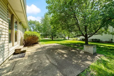 2218 North Williamsburg Street Arlington Heights IL 60004