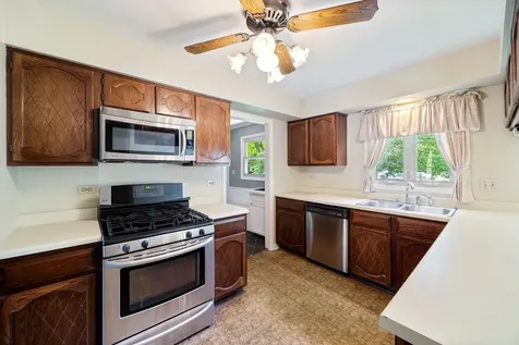 2218 North Williamsburg Street Arlington Heights IL 60004