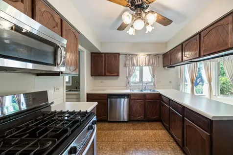 2218 North Williamsburg Street Arlington Heights IL 60004