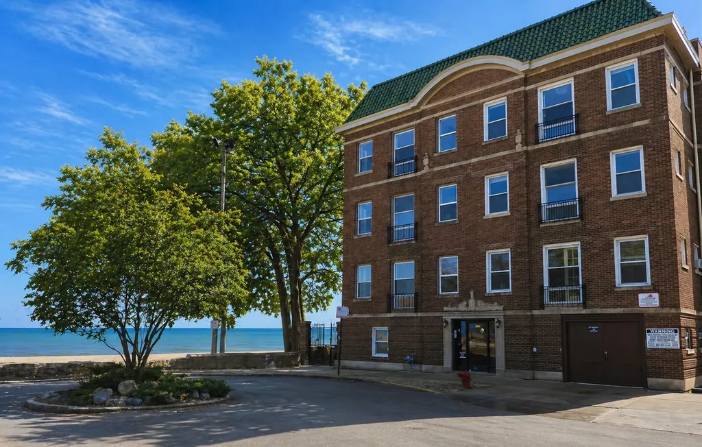 1055 West Pratt Boulevard Chicago IL 60626