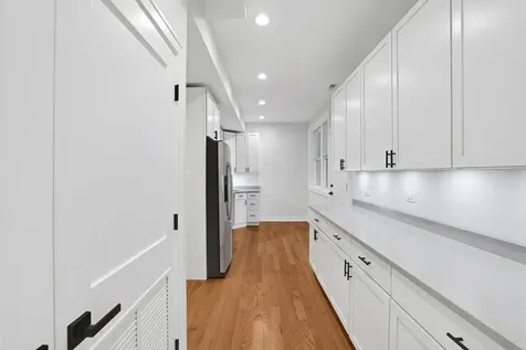 1055 West Pratt Boulevard Chicago IL 60626