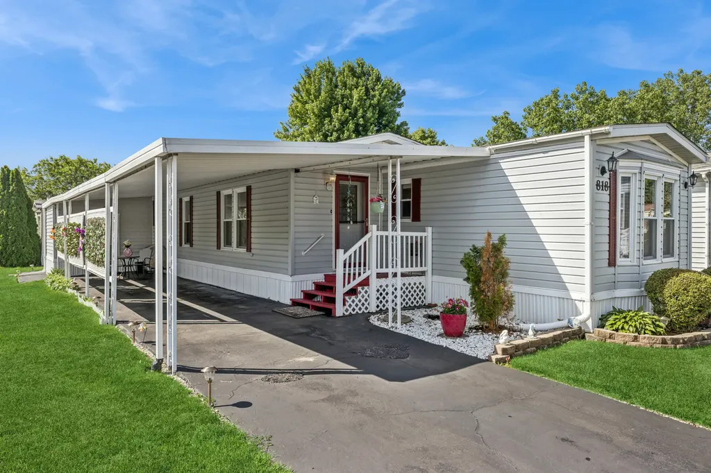 818 Oakbrook Drive Crystal Lake IL 60014