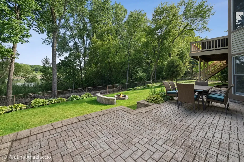 207 Lions Court Lake Zurich IL 60047